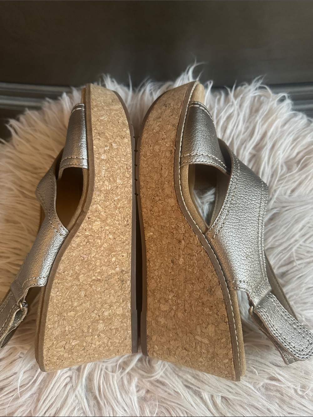Metallic Gold Women's Slingback Sandals - Comfortable Cross-Strap Design - Picture 3 of 7